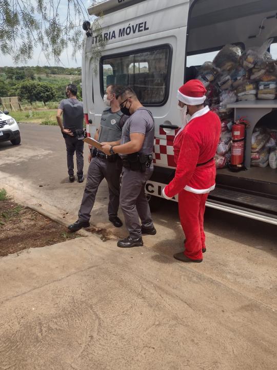 Foto 23 de 31 — Campanha Natal Solidário entrega 250 cestas básicas em Américo Brasiliense